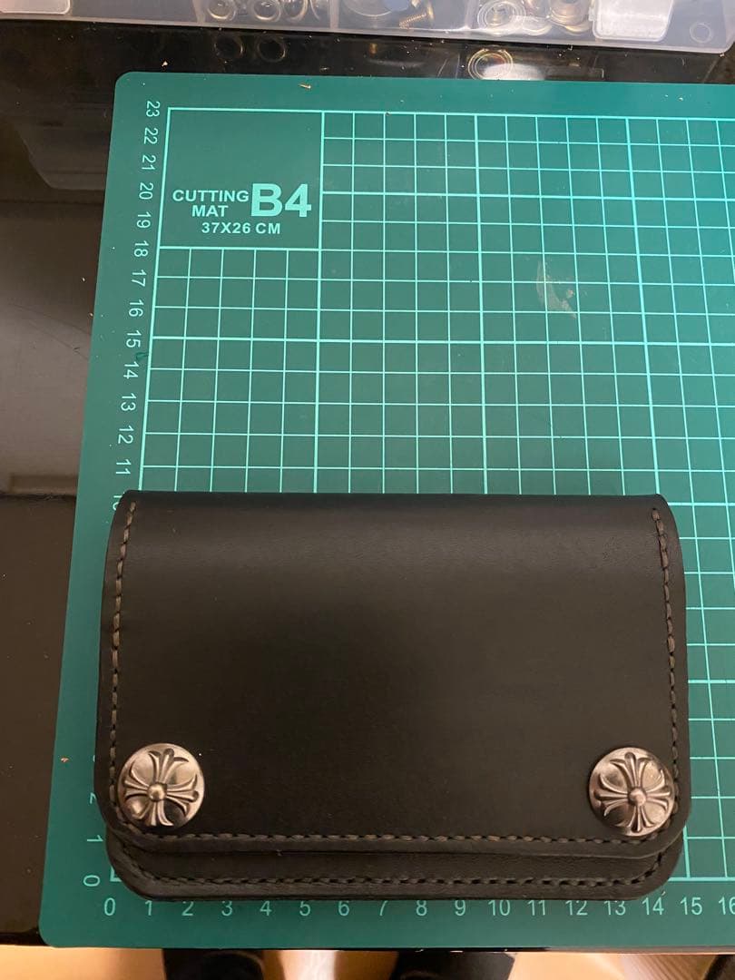 【姫路レザースムースレザー】ブラック　ミドルトラッカーウォレット　クロスコンチョ