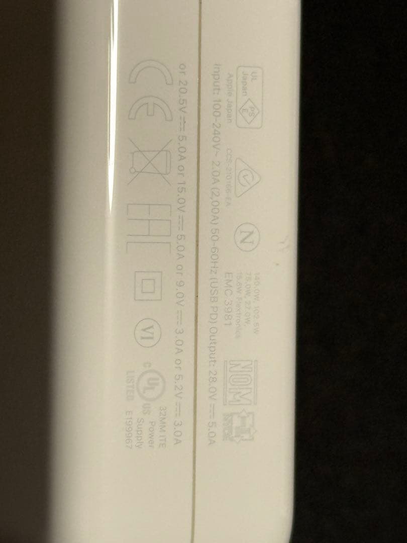 Apple 140W USB-C アダプタとMagSafe 3ケーブルホワイト