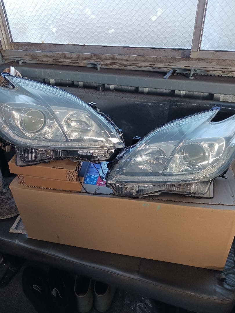 プリウスヘッドライト