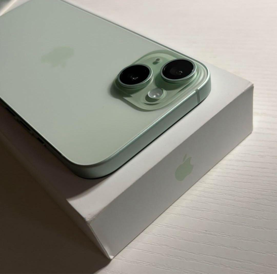 iPhone 15 256GB グリーン SIMフリー 極美品