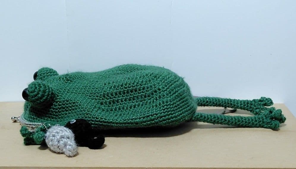 ビッグな土偶の抱きぐるみ・カエルのがま口ショルダーポーチ