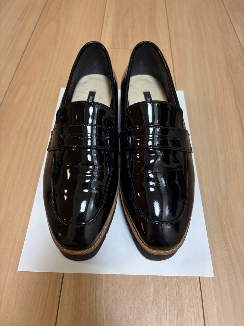 OUR エナメルレザーのローファーシューズ