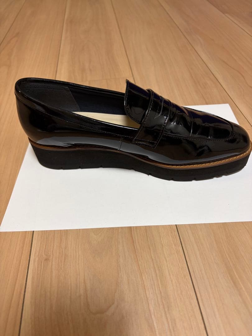 OUR エナメルレザーのローファーシューズ