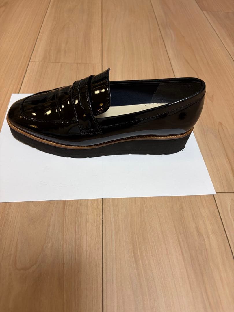 OUR エナメルレザーのローファーシューズ