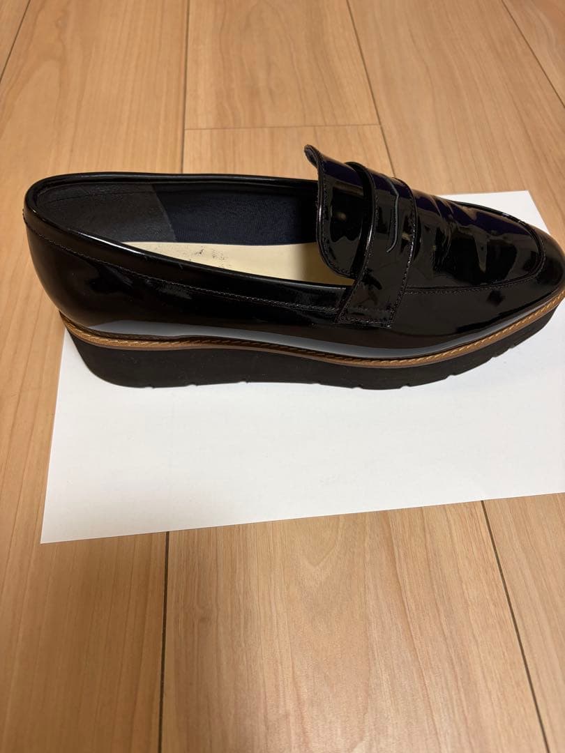 OUR エナメルレザーのローファーシューズ