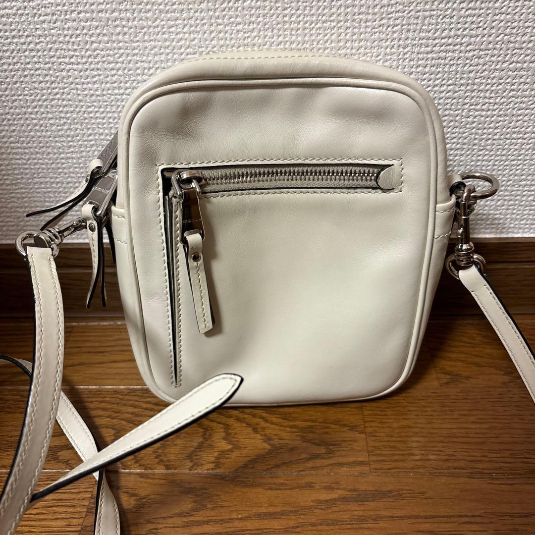 miumiu ミュウミュウ　ミニバッグ　ショルダーバッグ　白