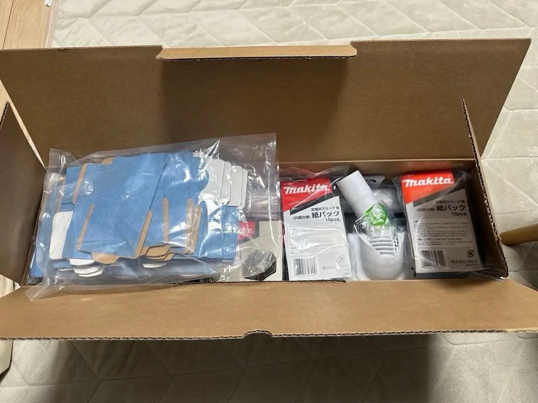 マキタ充電式クリーナCL107FDSHW予備バッテリ・ゴミパック61個付ほぼ新品