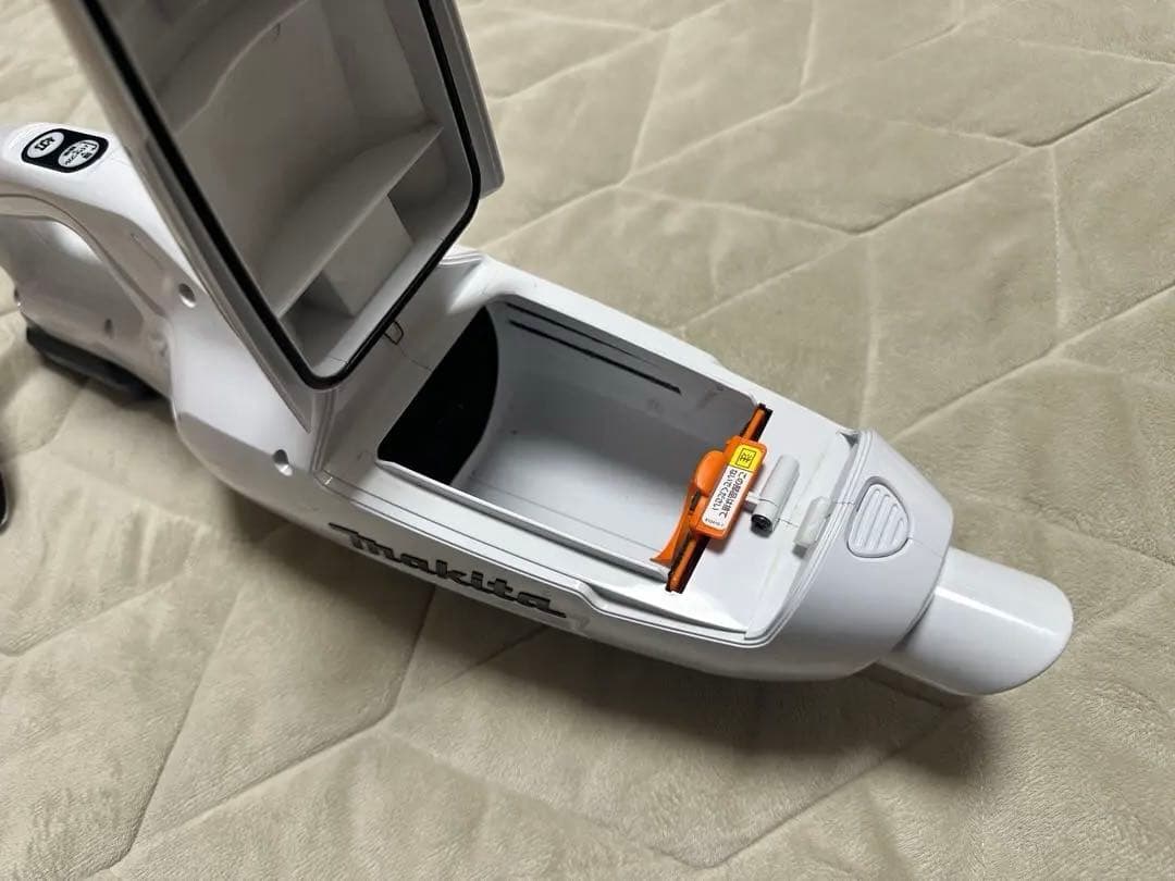 マキタ充電式クリーナCL107FDSHW予備バッテリ・ゴミパック61個付ほぼ新品