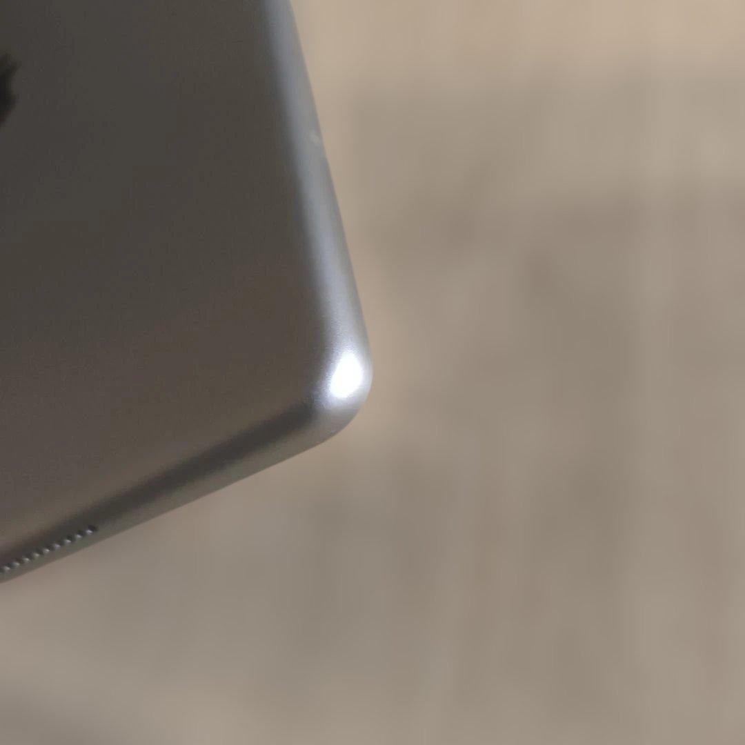 人*者様 iPad 第8世代10.2インチ シルバー32㎇ Wi-Fiモデル 9