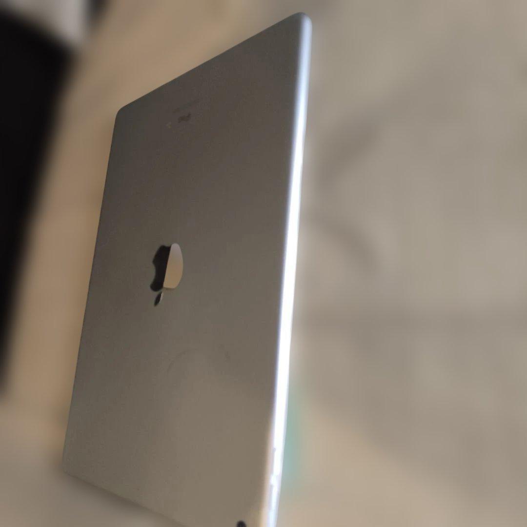人*者様 iPad 第8世代10.2インチ シルバー32㎇ Wi-Fiモデル 9