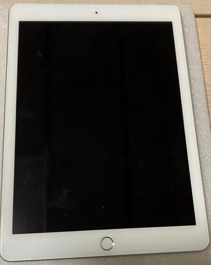 Apple iPad第5世代 10.2インチ セルラーモデル　シルバー 本体のみ