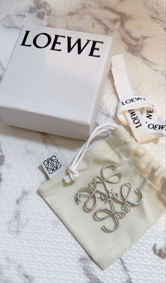 【箱無しのため特価！】LOEWE アナグラムブローチ　シルバー