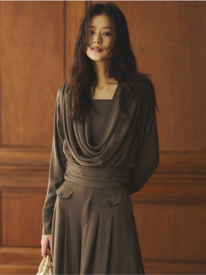 新品 2025AW anuans アニュアンス パウダーサテンドレープトップス