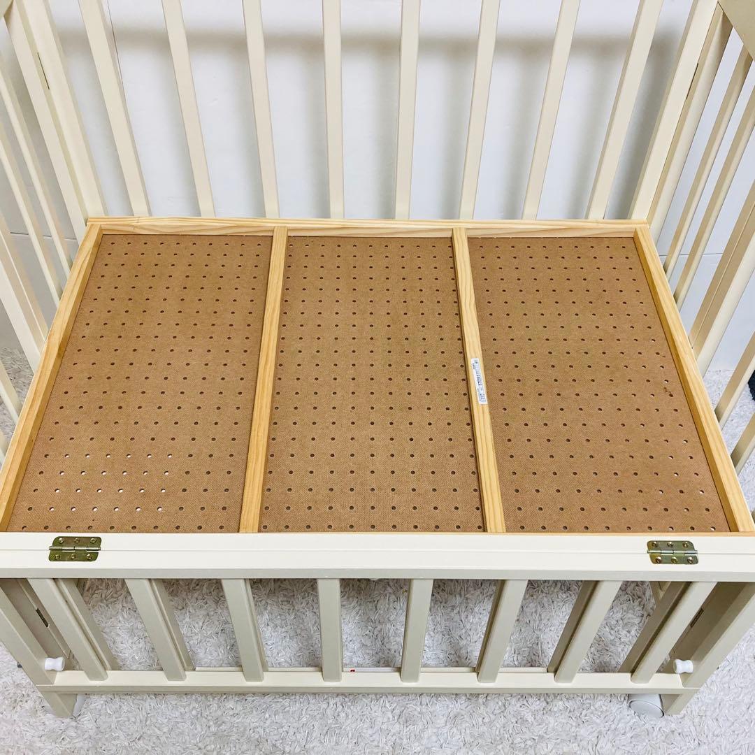 【美品】カトージ ベビーベッド ミニサイズ 折り畳み式　キャスター付き