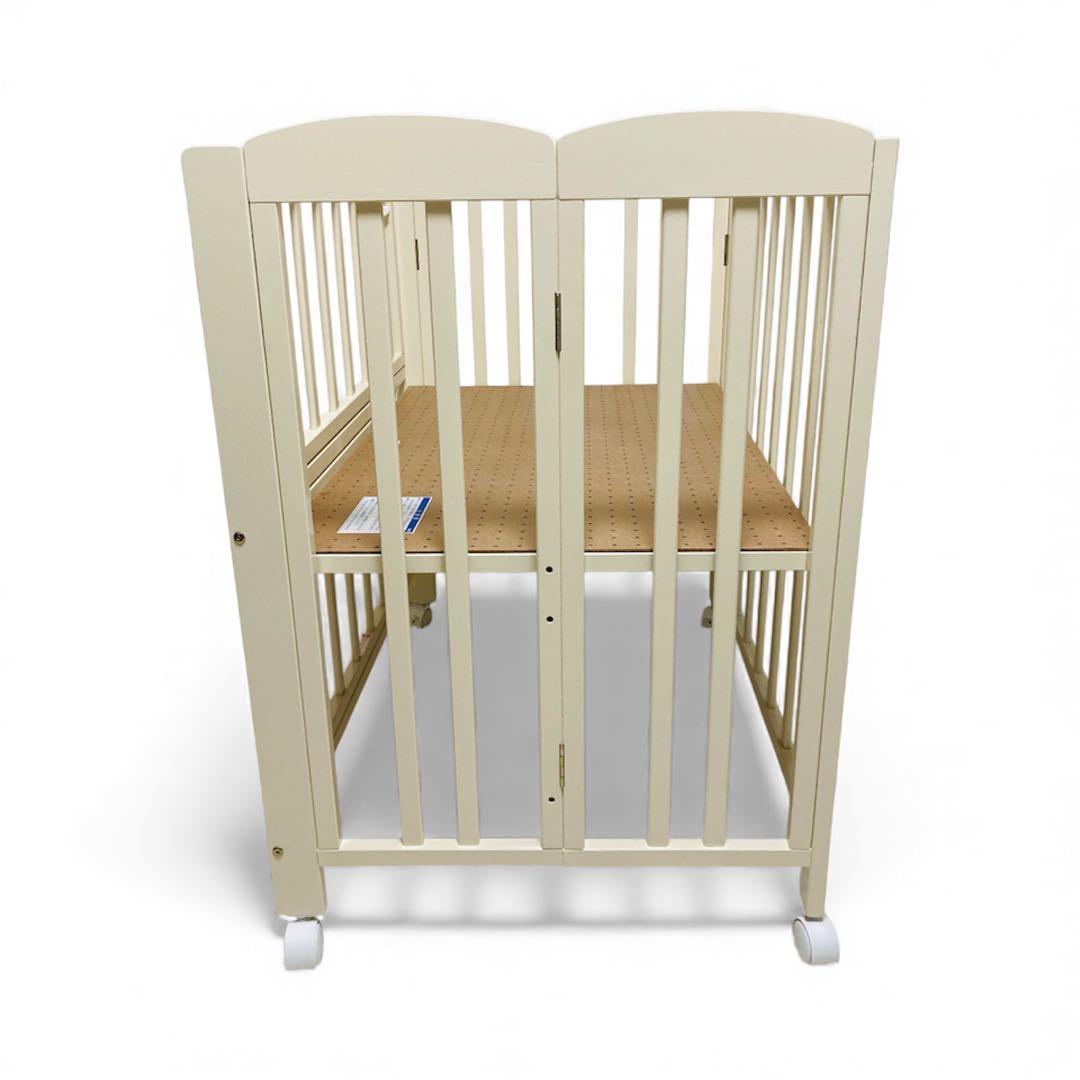 【美品】カトージ ベビーベッド ミニサイズ 折り畳み式　キャスター付き