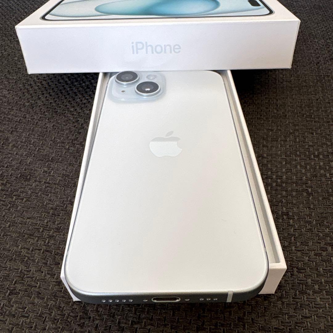 【新品同様】iPhone15 ブルー（ホワイト系）　手帳カバーセット