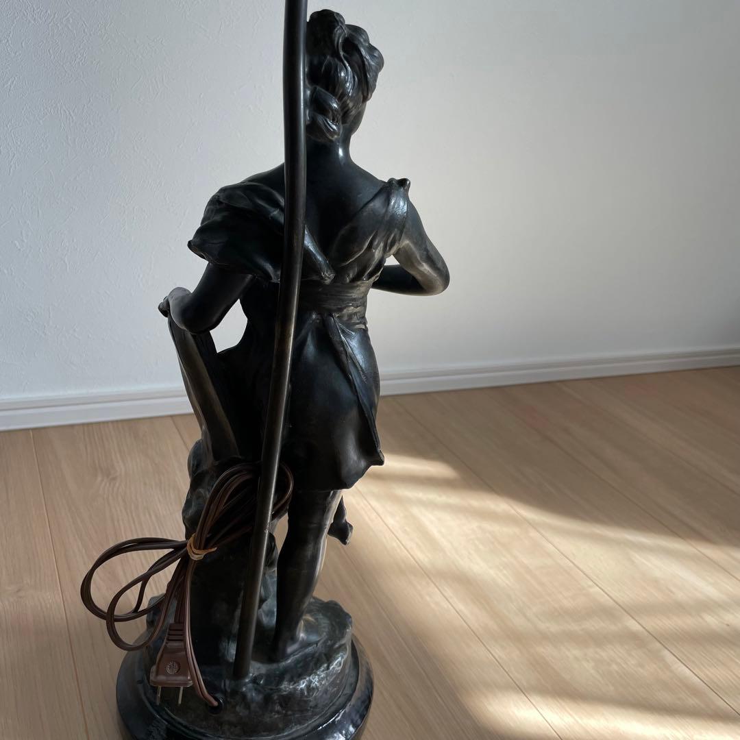 芸術美！　アンティーク スタンドランプ ステンドグラス シェード　ブロンズ像