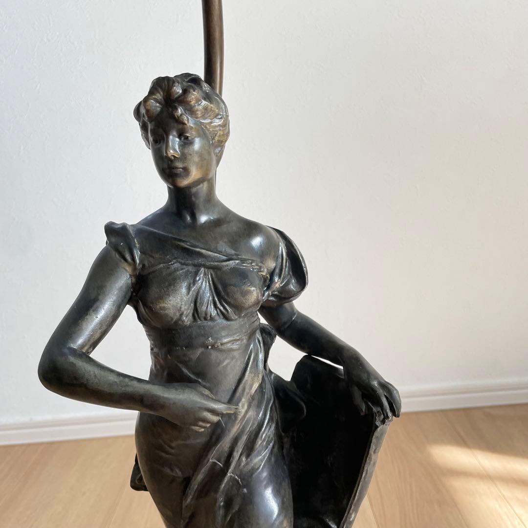 芸術美！　アンティーク スタンドランプ ステンドグラス シェード　ブロンズ像