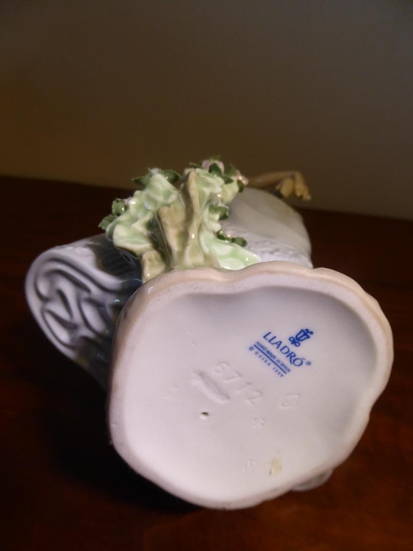 リアドロ　花垣に立つ少女