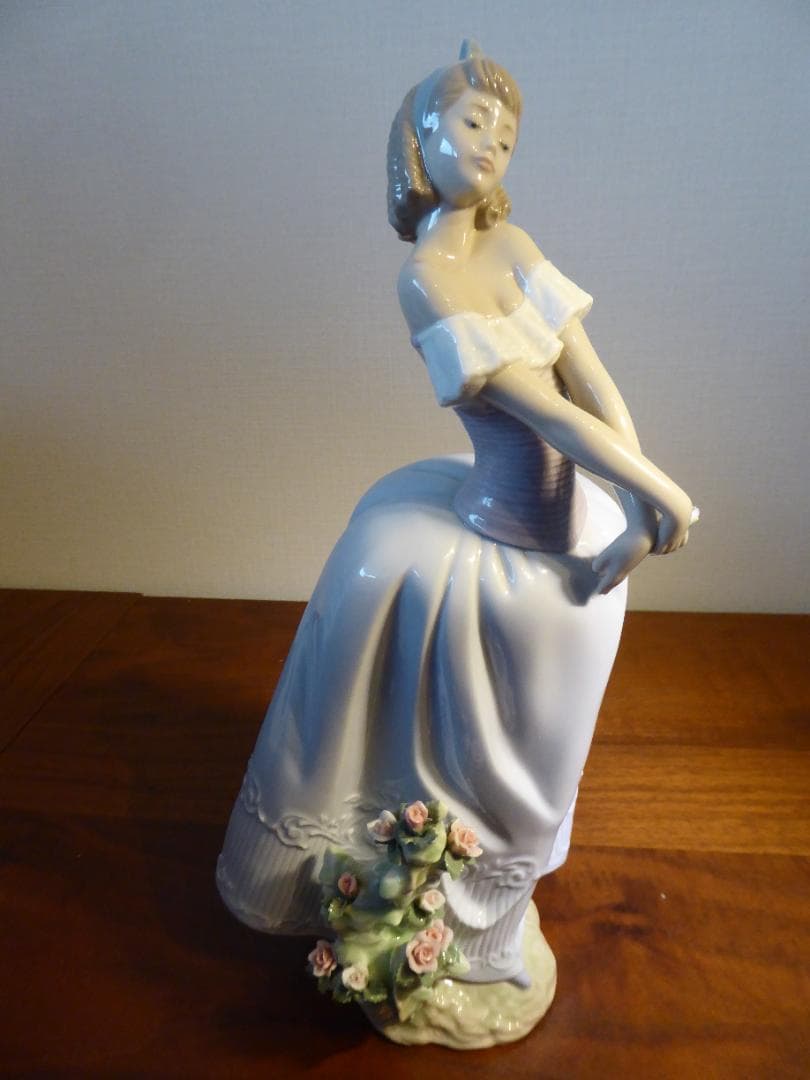 リアドロ　花垣に立つ少女