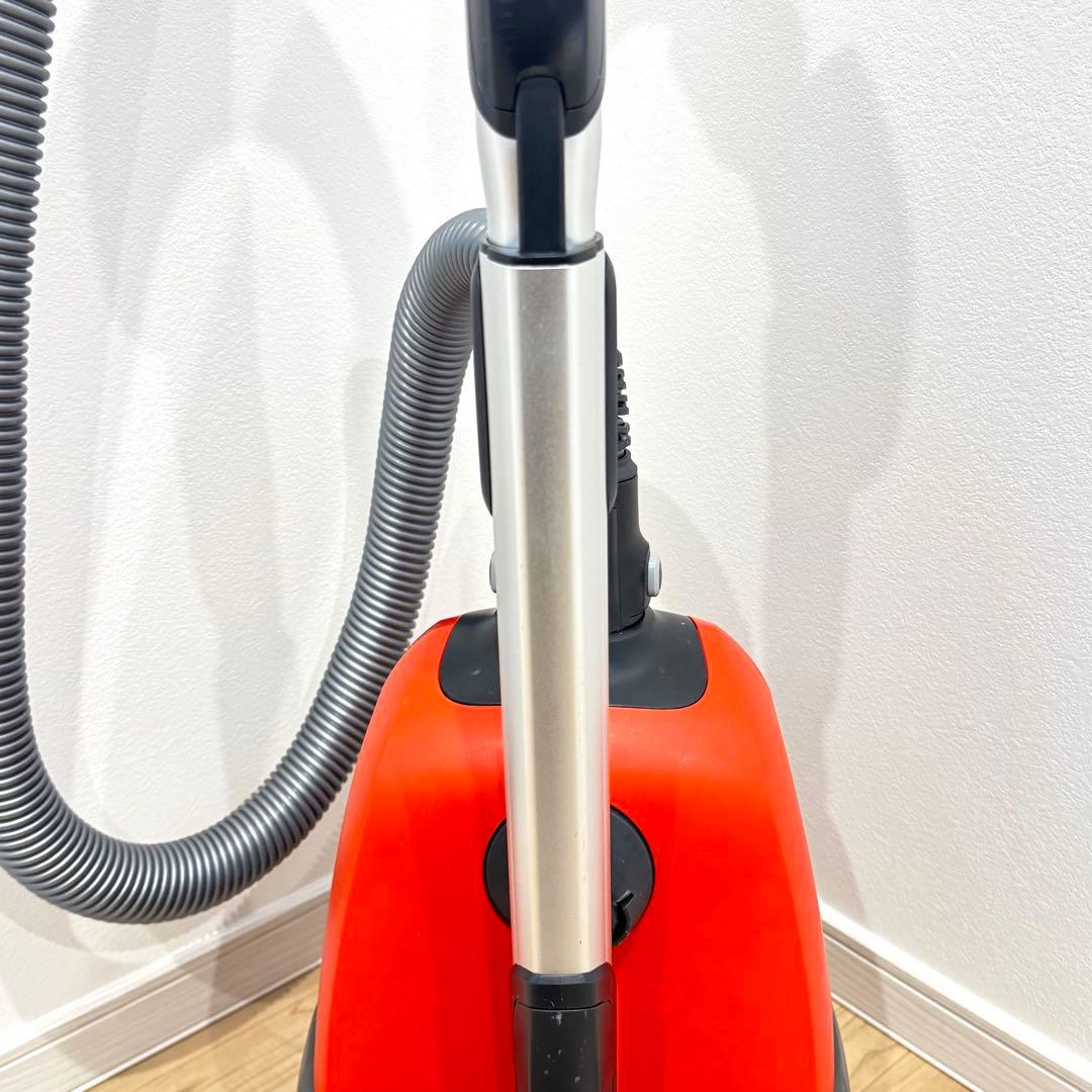 【良品】　Electrolux 掃除機　EET530SO キャニスター式　コード