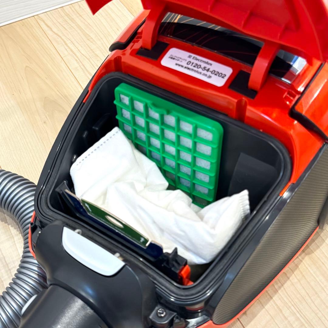 【良品】　Electrolux 掃除機　EET530SO キャニスター式　コード