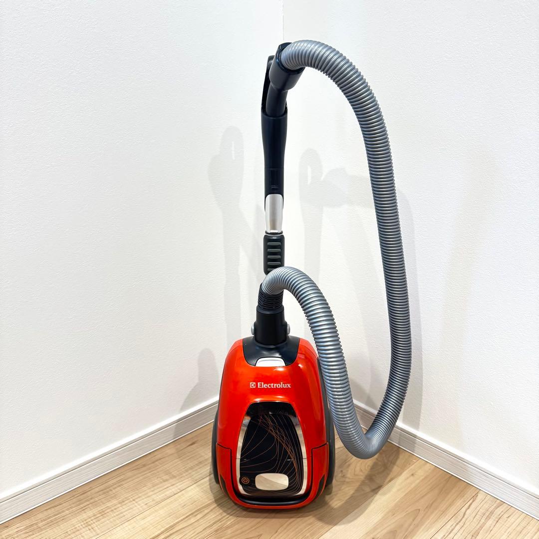 【良品】　Electrolux 掃除機　EET530SO キャニスター式　コード