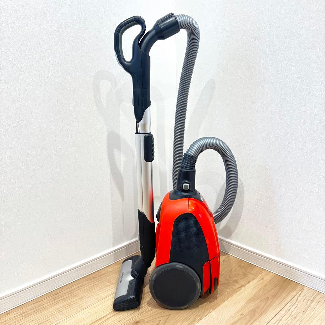 【良品】　Electrolux 掃除機　EET530SO キャニスター式　コード
