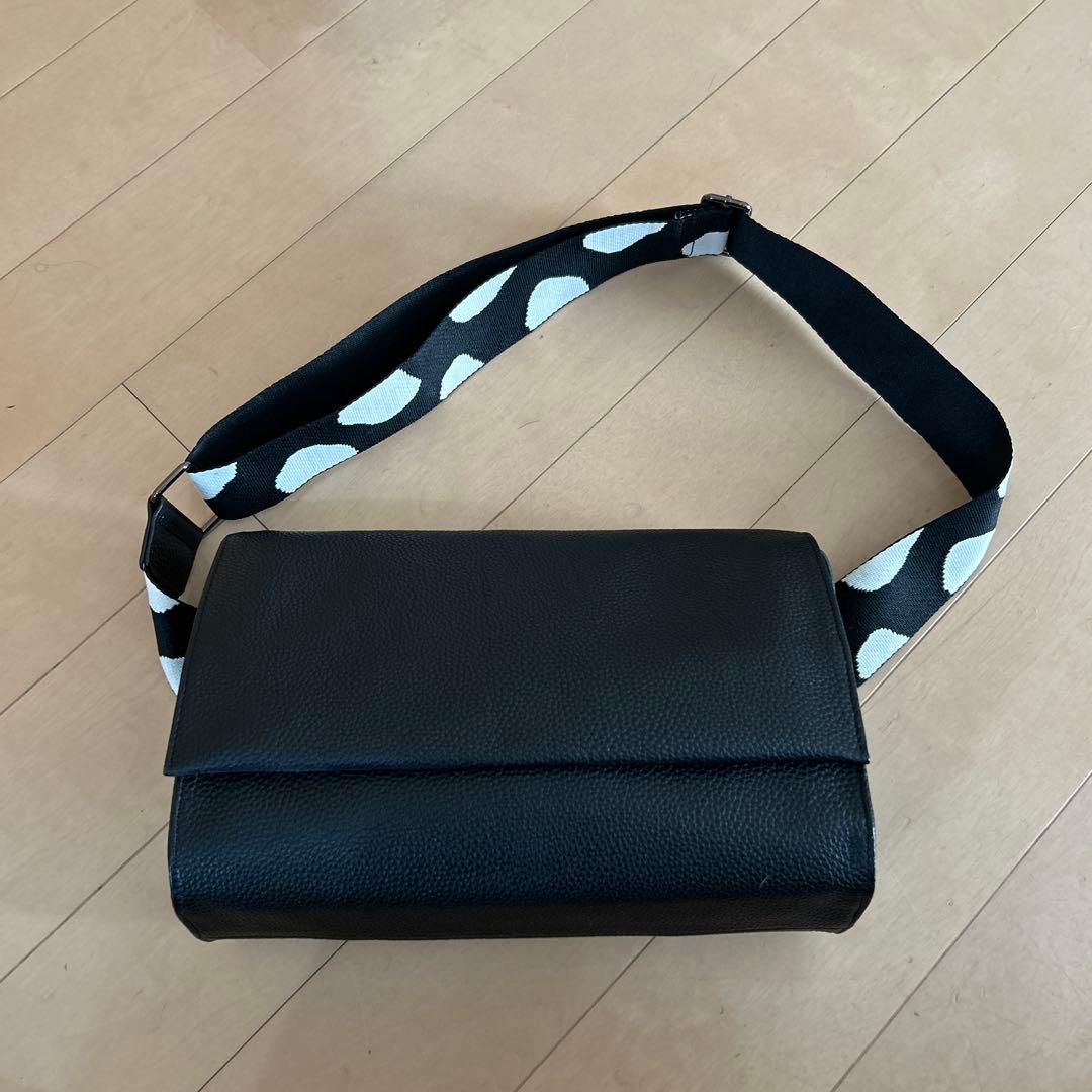 美品！！ドット柄ストラップ 黒 ボディーバッグ