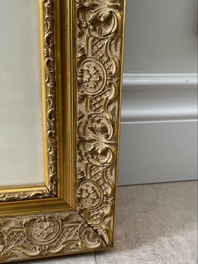 エレガントな額絵　「ウィンドウディスプレイ（窓とカーテン）」