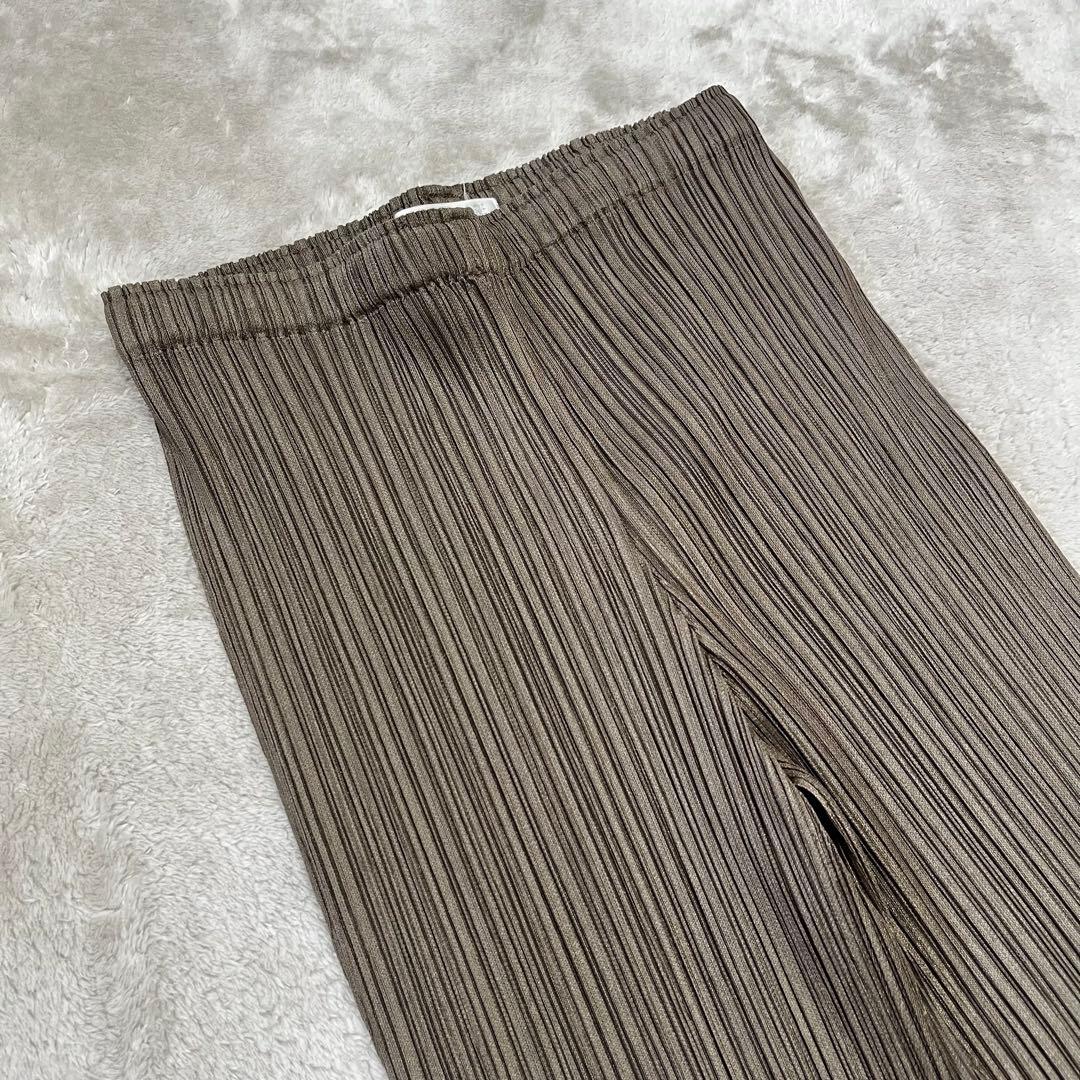 ことちゃぴ　　イッセイミヤケ　クロップドパンツ　カーキ