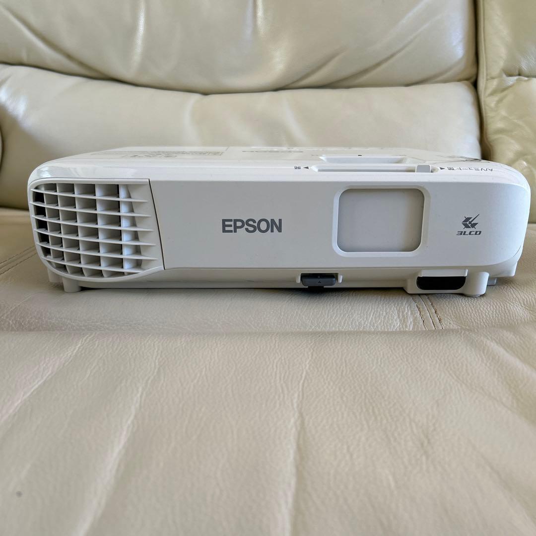 P*d様 EPSON EB-S05 プロジェクター本体とリモコンとおまけ有り