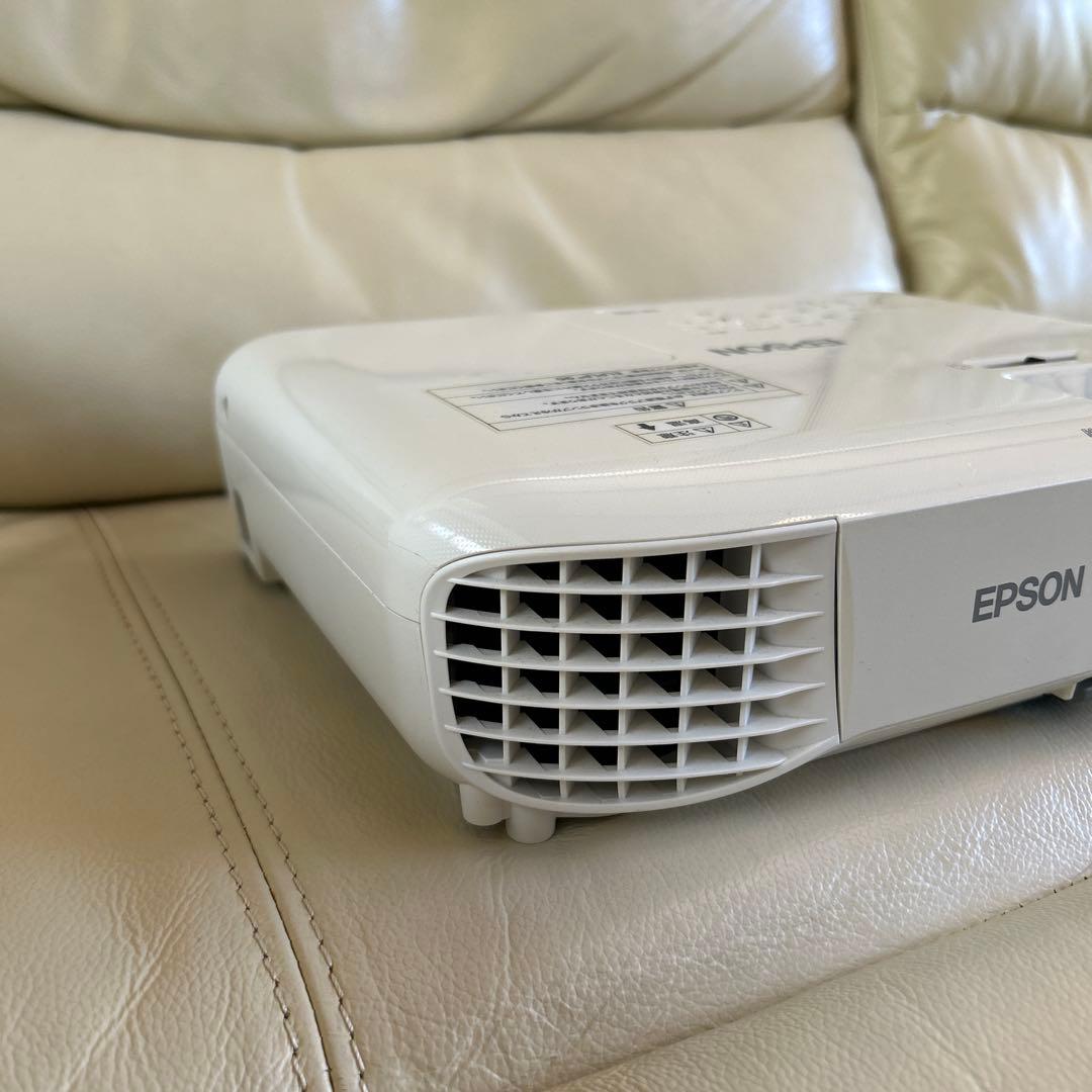 P*d様 EPSON EB-S05 プロジェクター本体とリモコンとおまけ有り