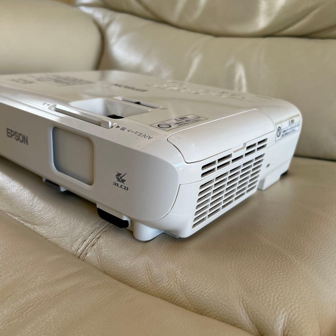 P*d様 EPSON EB-S05 プロジェクター本体とリモコンとおまけ有り