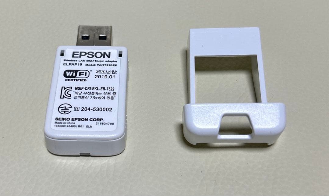 P*d様 EPSON EB-S05 プロジェクター本体とリモコンとおまけ有り