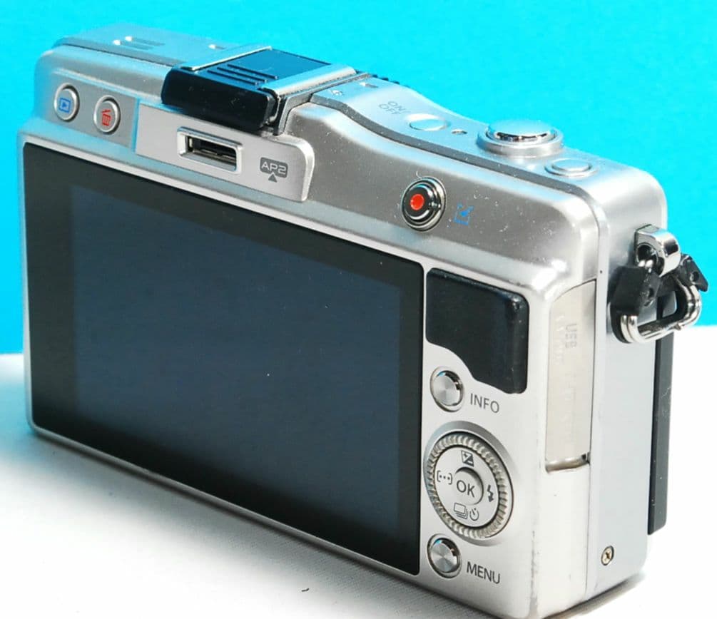 OLYMPUS E PM2 シルバー　ボディ