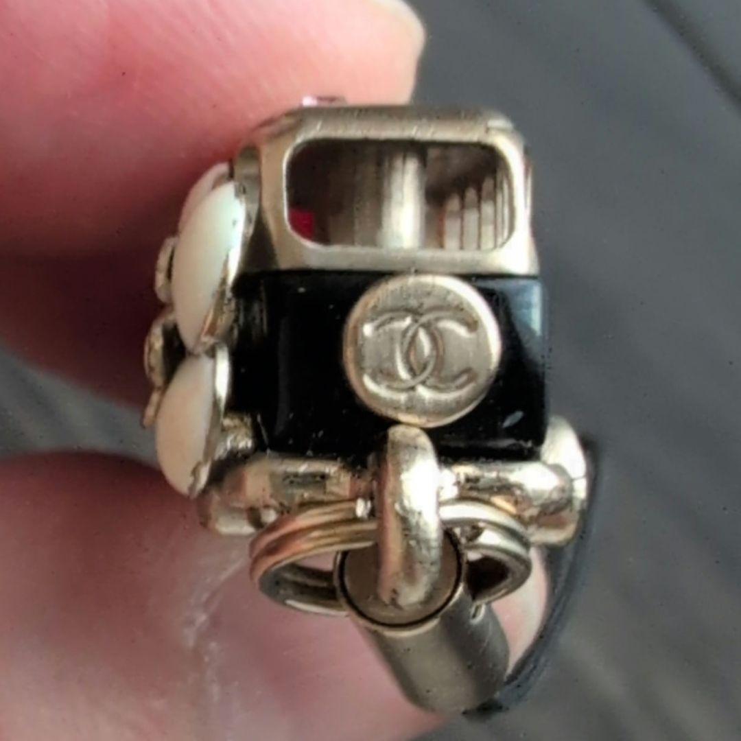 Chanel バス カメリアモチーフバッグチャーム