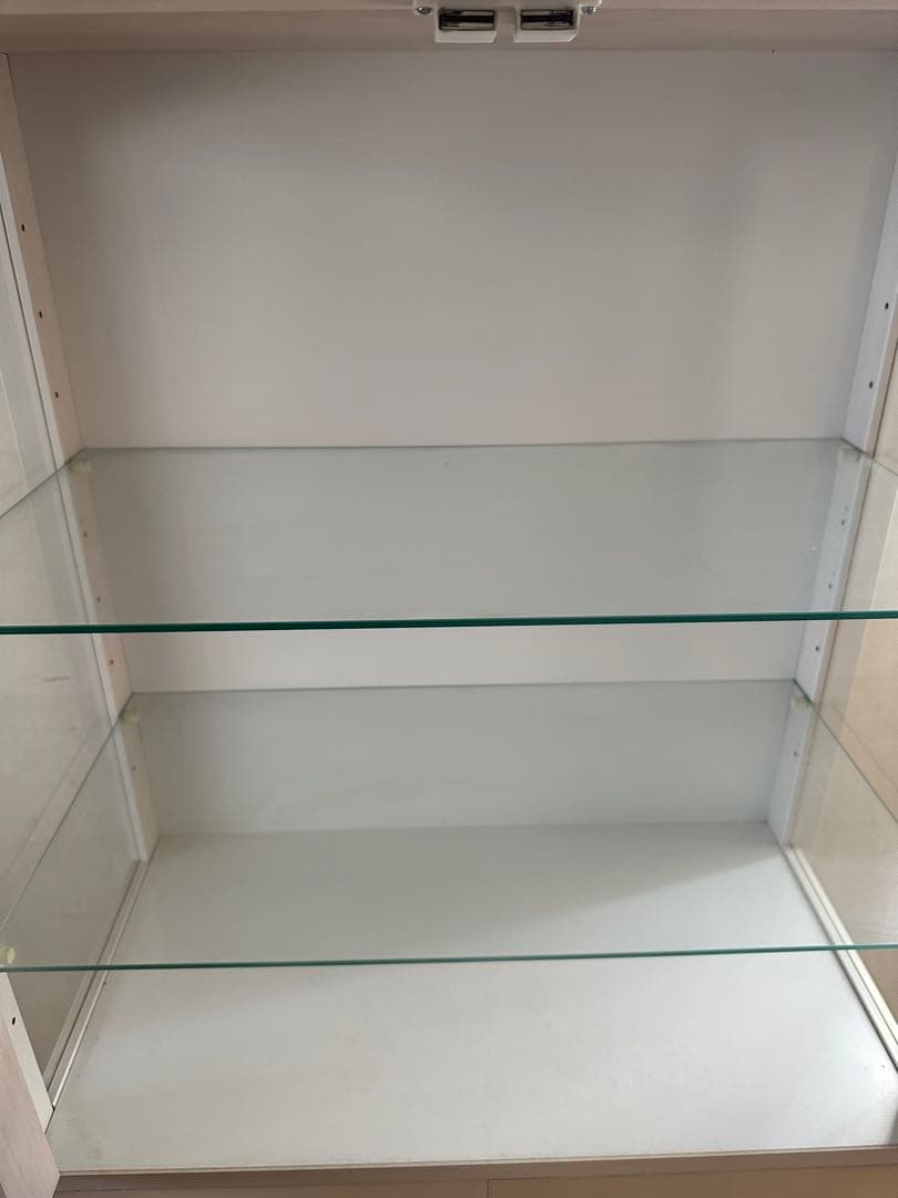 ホワイト木製キャビネット ガラス扉付き