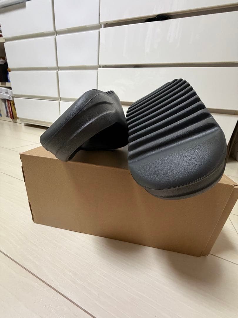 靴 adidas YEEZY SLIDE Dark Onyx