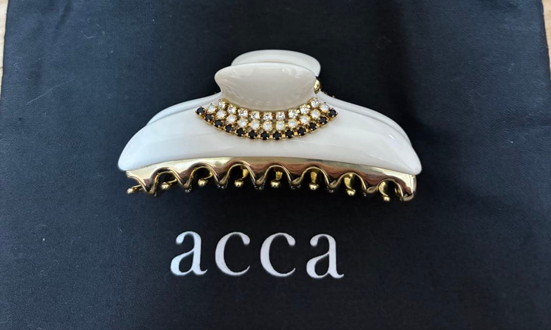 【12/31削除】acca ビジュー付きホワイトヘアクリップ　ミディアムサイズ