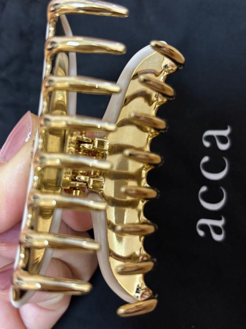 【12/31削除】acca ビジュー付きホワイトヘアクリップ　ミディアムサイズ