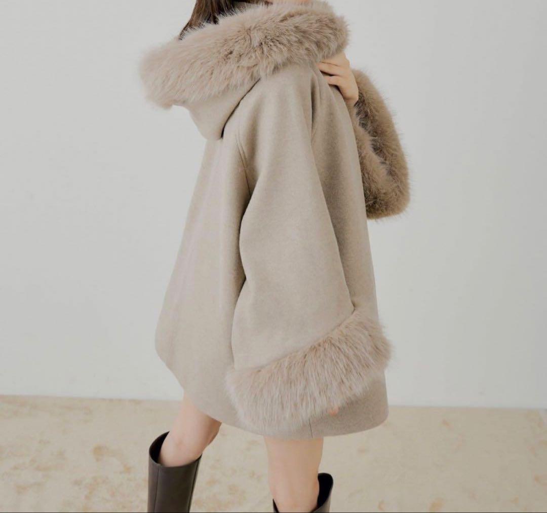 Chico ビジュー付きファー襟ケープコート