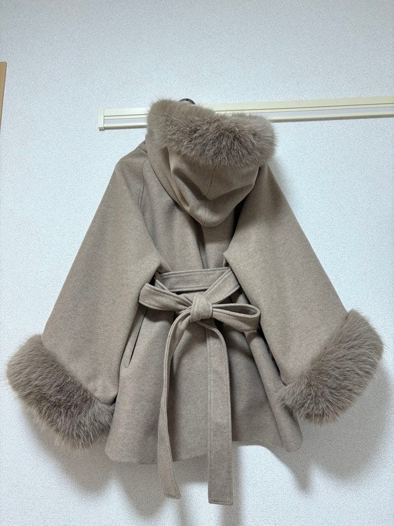 Chico ビジュー付きファー襟ケープコート