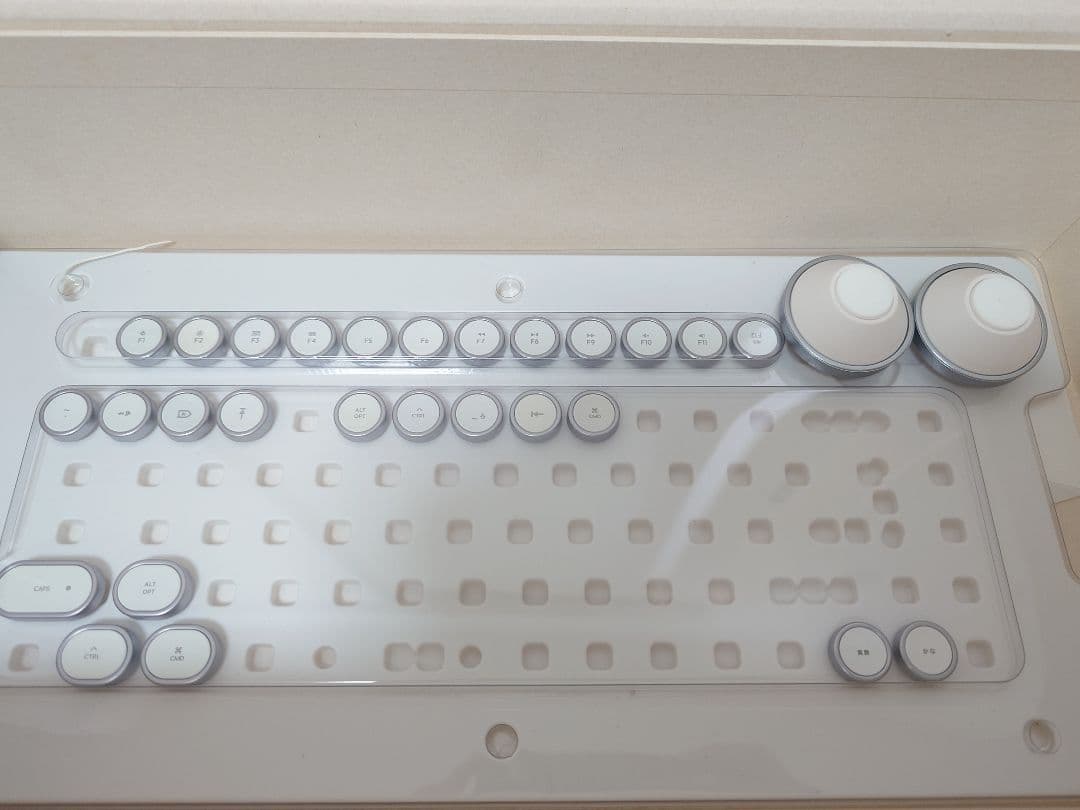 【箱あり】AZIO タイプライターキーボード ホワイト