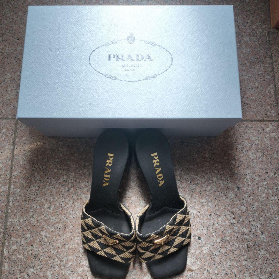 PRADA 黒とベージュのミュール