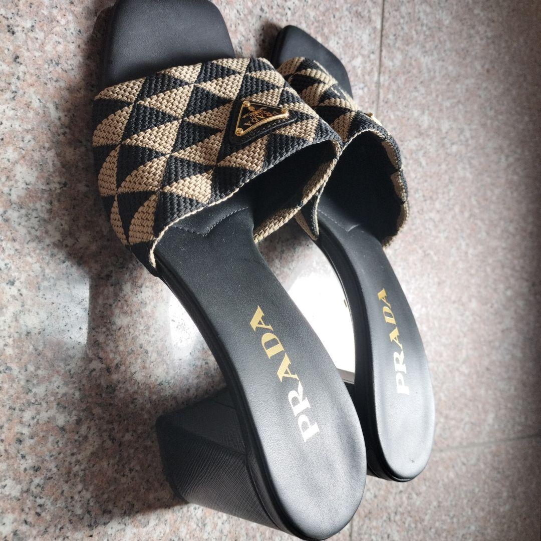 PRADA 黒とベージュのミュール