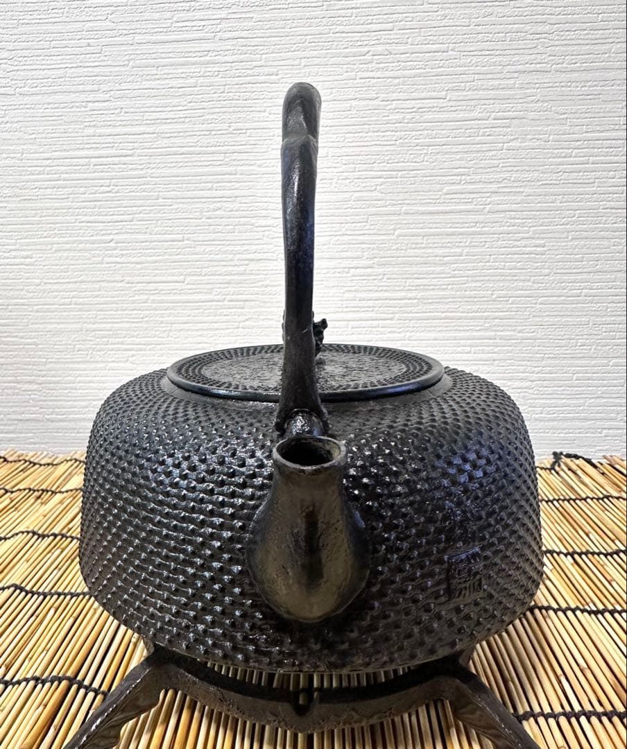 未使用品、供箱、付属品付　南部岩鋳造　１８型万代アラレ　南部鉄瓶　南部鉄器