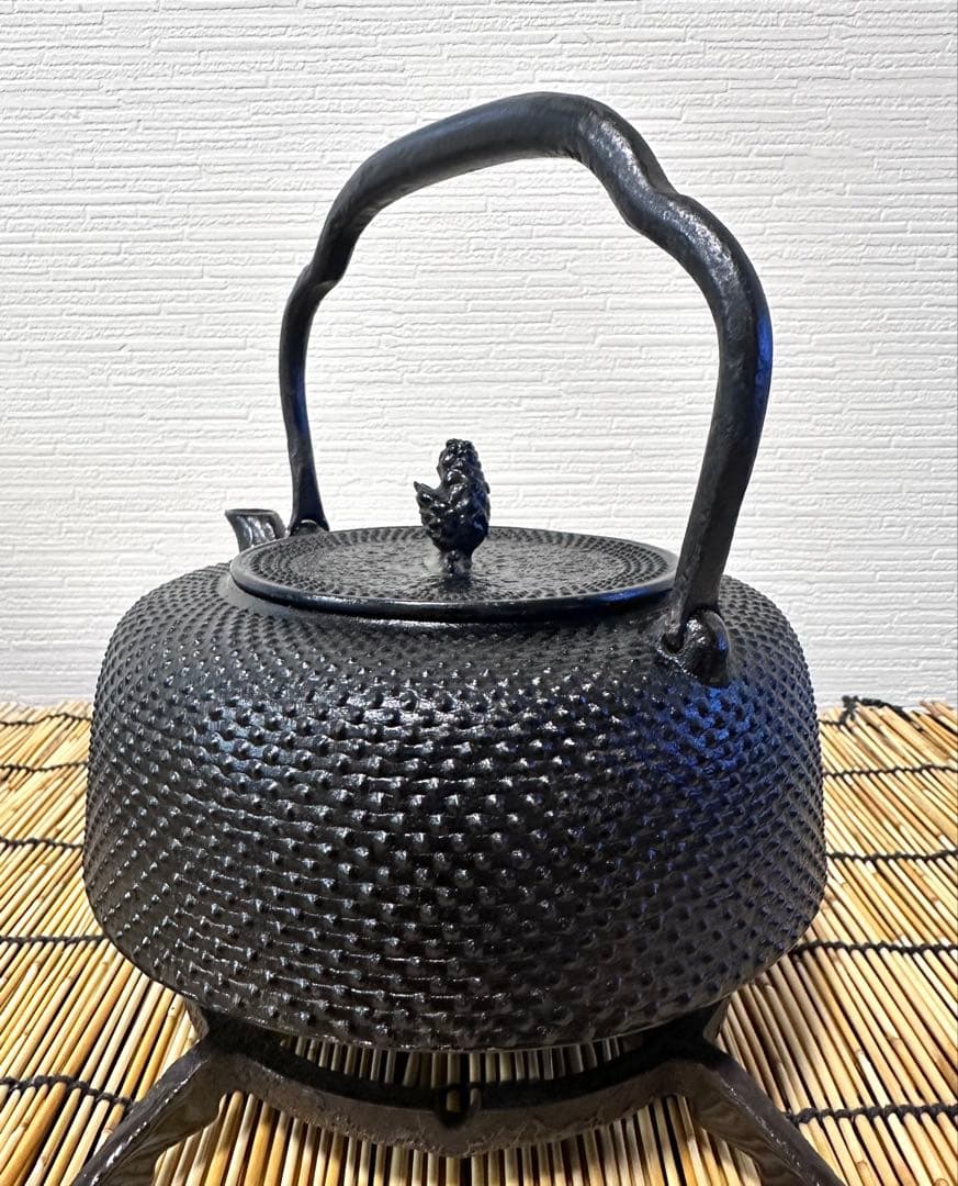 未使用品、供箱、付属品付　南部岩鋳造　１８型万代アラレ　南部鉄瓶　南部鉄器