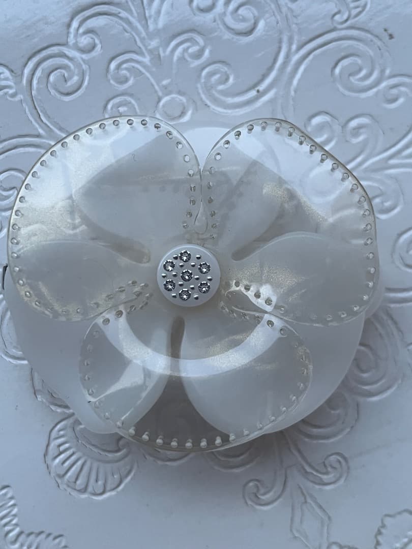 アレクサンドルドゥパリ　白カメリア透明ヘアクリップ　ハーフアップ