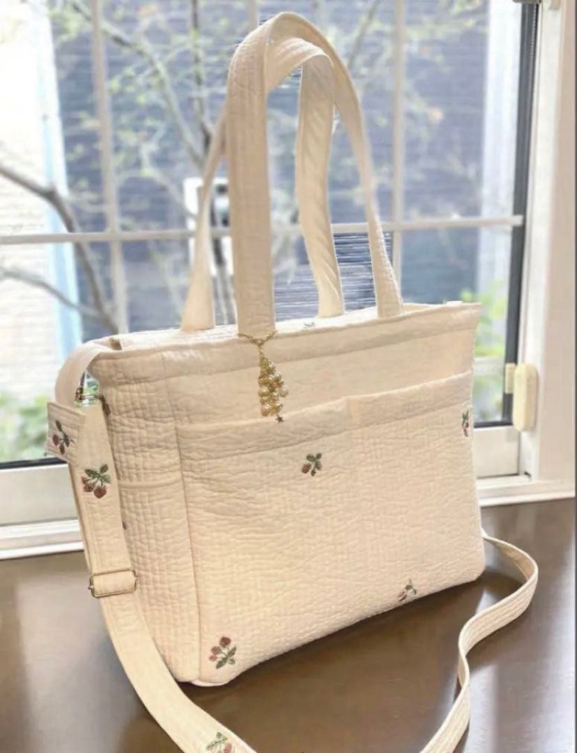 Ａ．ヌビ　オフホワイト×いちご　ポケットいっぱいマザーズバッグ　ハンドメイド